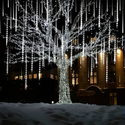 Illuminated tree with cascading lights from 12M 960 LED Falling Meteor Christmas Icicle Lights