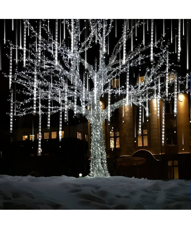 Illuminated tree with cascading lights from 12M 960 LED Falling Meteor Christmas Icicle Lights